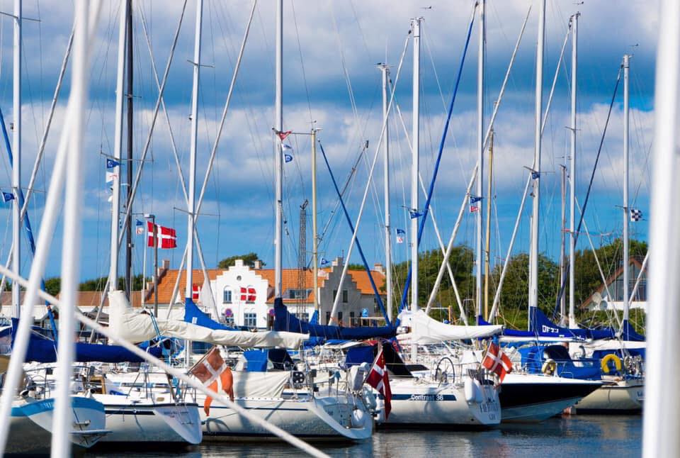 Gjøl lystbådehavn med Gjøl Kro i baggrunden | overnatning gjøl kro